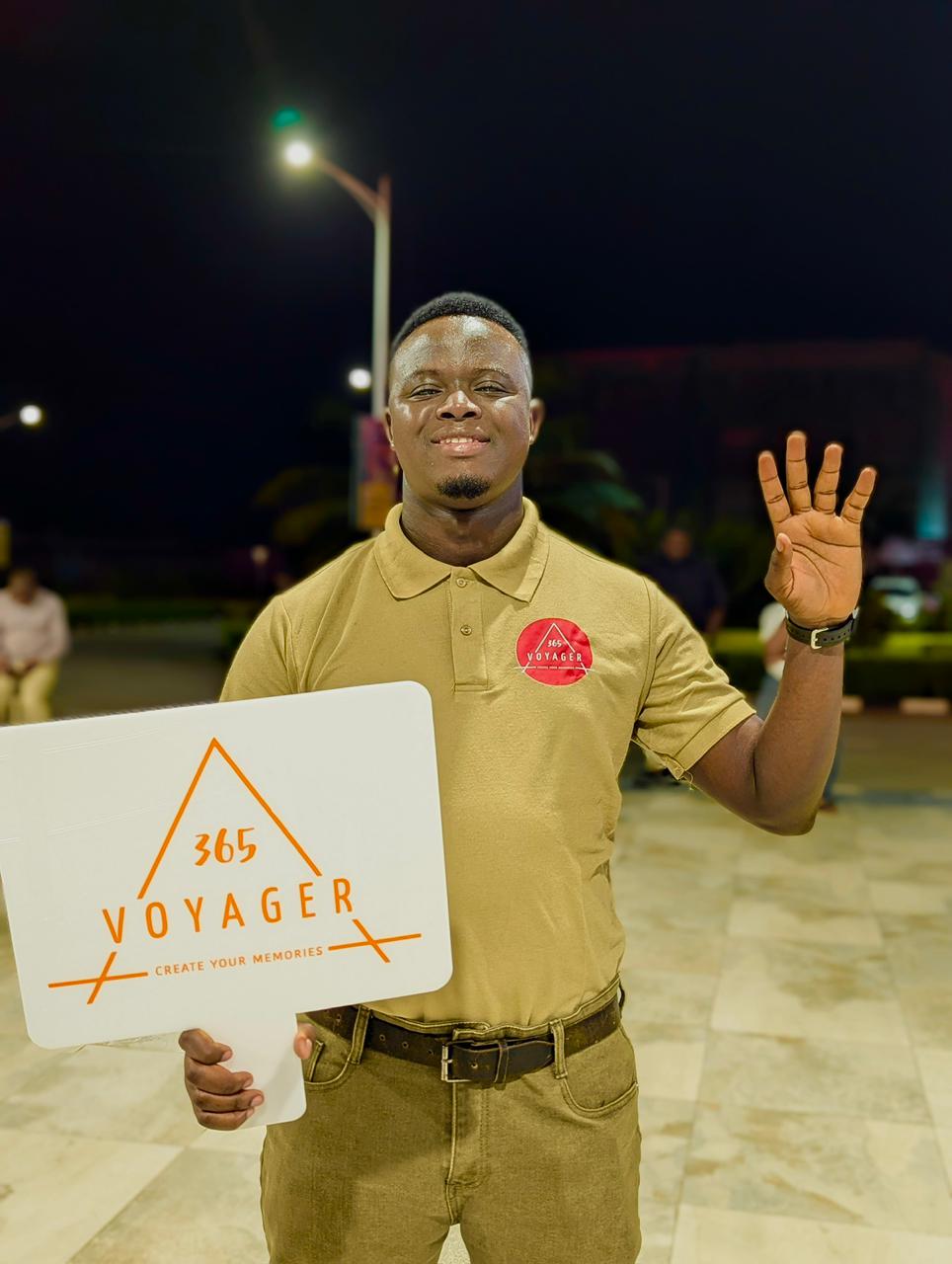 Nalisis with happy travelers